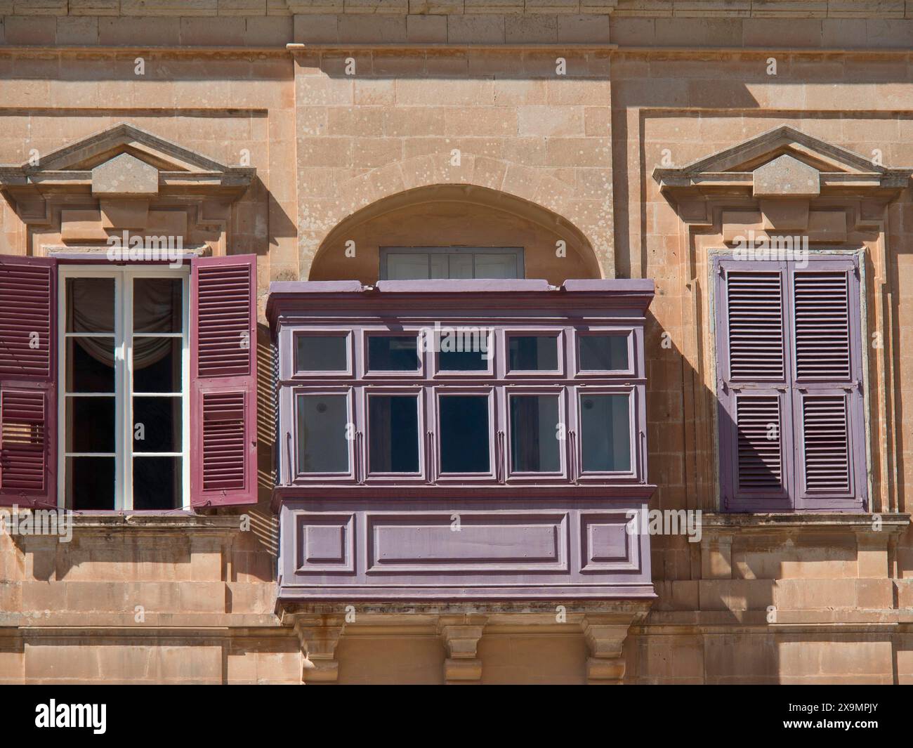 Bâtiment historique avec volets violets et balcons, la ville de mdina sur l'île de malte avec des maisons historiques, balcons colorés, magnifique Banque D'Images