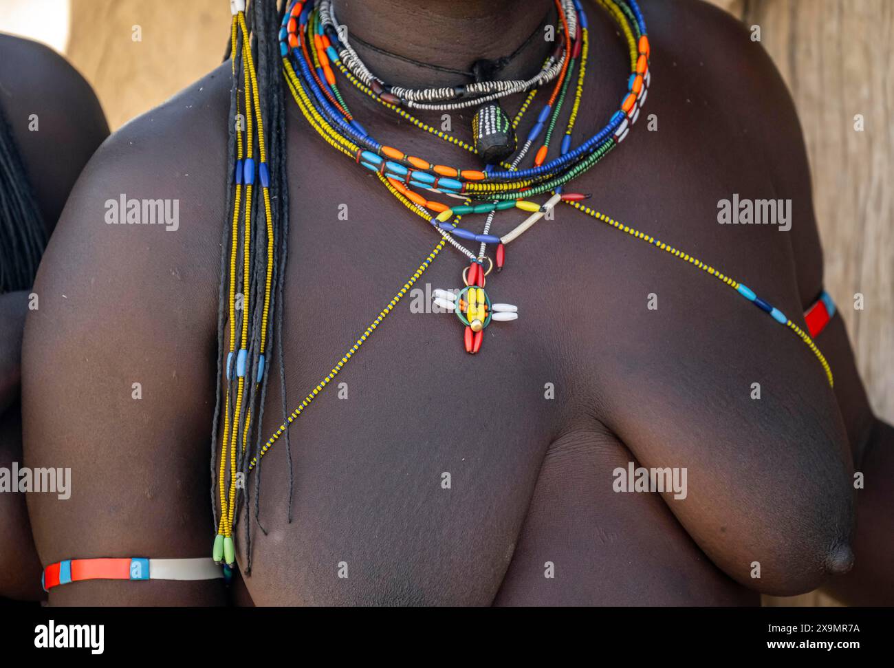 Détail, collier traditionnel d'une femme Hakaona, colliers de perles avec pendentifs, à la lumière du matin, tribu angolaise des Hakaona, près d'Opuwo Banque D'Images