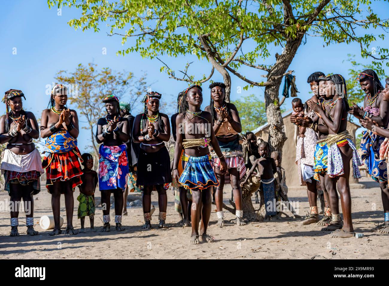 Groupe de femmes et d'hommes traditionnels Hakaona, dansant et applaudissant, tribu angolaise des Hakaona, près d'Opuwo, Kunene, Namibie Banque D'Images