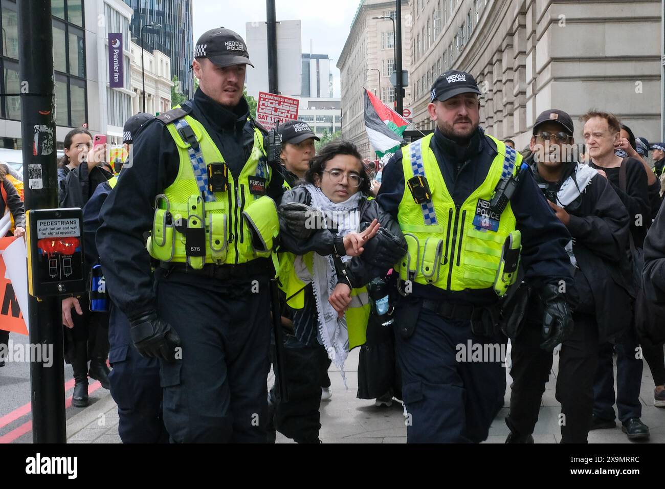 Londres, Royaume-Uni, 1er juin 2024. Les jeunes exigent de mener une marche de solidarité à Waterloo, protestant pour Rafah alors qu'ils appellent à un embargo sur les armes à Israël et à la fin des nouvelles lcences de combustibles fossiles. Après que les policiers eurent empêché les manifestants de marcher sur la route et sur les ponts, un petit nombre de personnes appartenant au groupe d'environ 200 personnes se sont assis sur la route et ont été rapidement arrêtés. Crédit : onzième heure photographie/Alamy Live News Banque D'Images