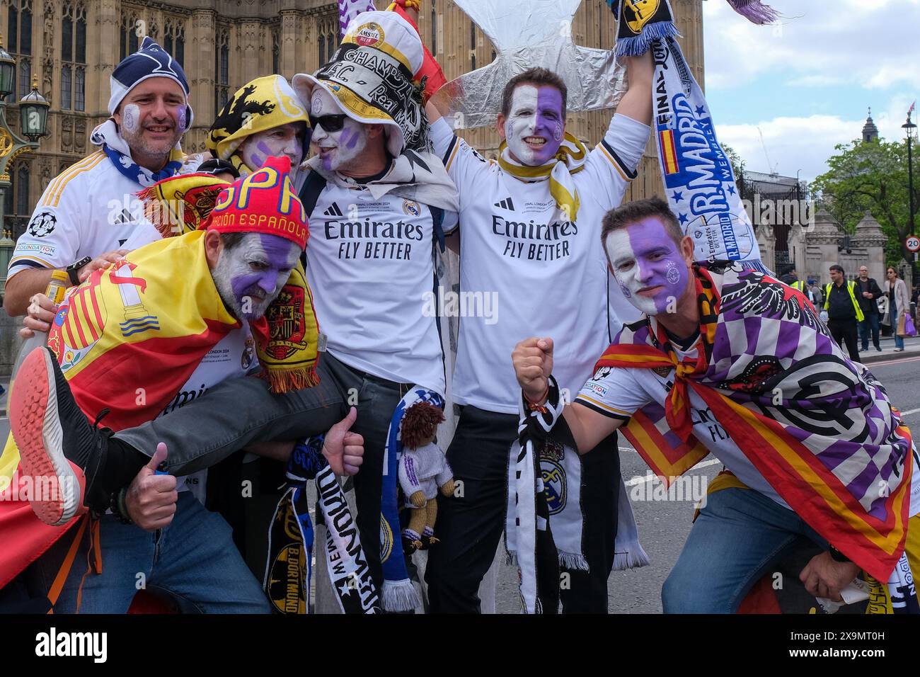 Londres, Royaume-Uni, 1er juin 2024. Les fans du Real Madrid posent pour des photos sur le pont de Westminster avant la finale de la Ligue des Champions face au Borussia Dortmund au stade de Wembley. Crédit : onzième heure photographie/Alamy Live News Banque D'Images