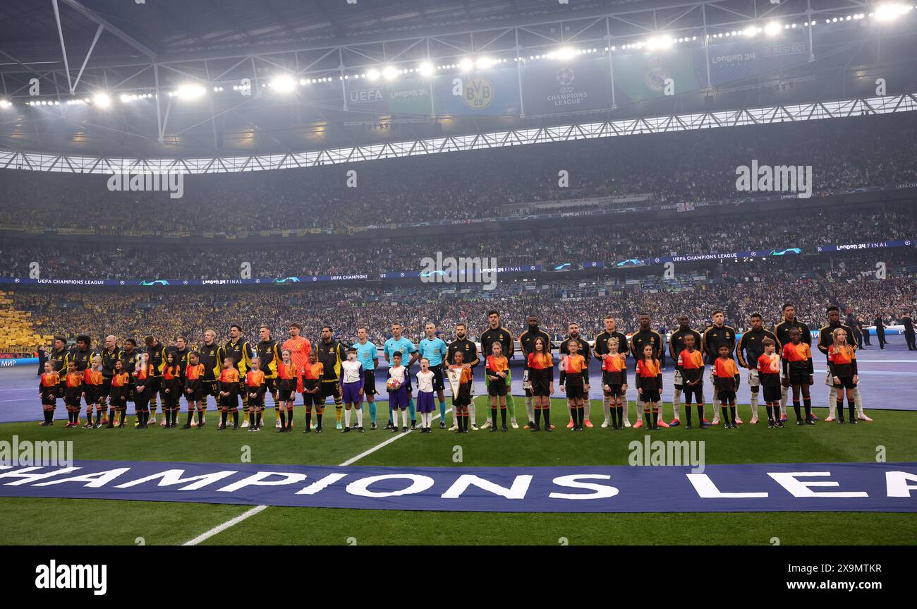 Londres, Grande-Bretagne. 1er juin 2024. Les joueurs des deux équipes s'alignent avant le match final de l'UEFA Champions League entre le Real Madrid et le Borussia Dortmund à Londres, Grande-Bretagne, le 1er juin 2024. Crédit : Str/Xinhua/Alamy Live News Banque D'Images