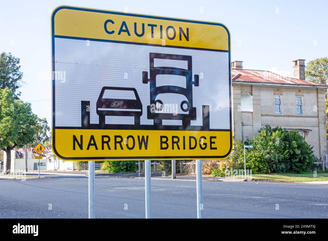 Attention panneau Narrow Bridge à Bundarra NSW Australie. Banque D'Images