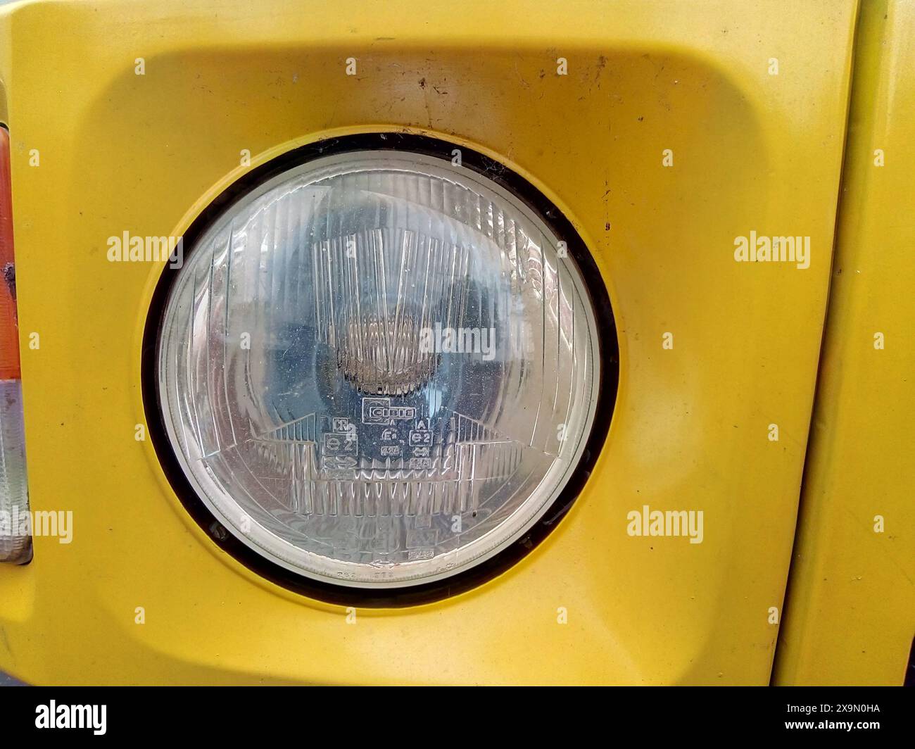 Un phare jaune d'un camping car, France Banque D'Images