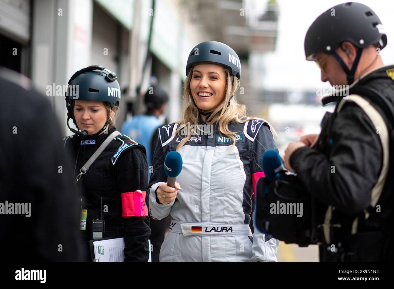 Laura Papendick (RTL Nitro TV Expertin) dans der Box, GER, 52. ADAC Ravenol 24h Nuerburgring, 24 Stunden Rennen, 01.06.2024 Foto : Eibner-Pressefoto/Michael Memmler Banque D'Images