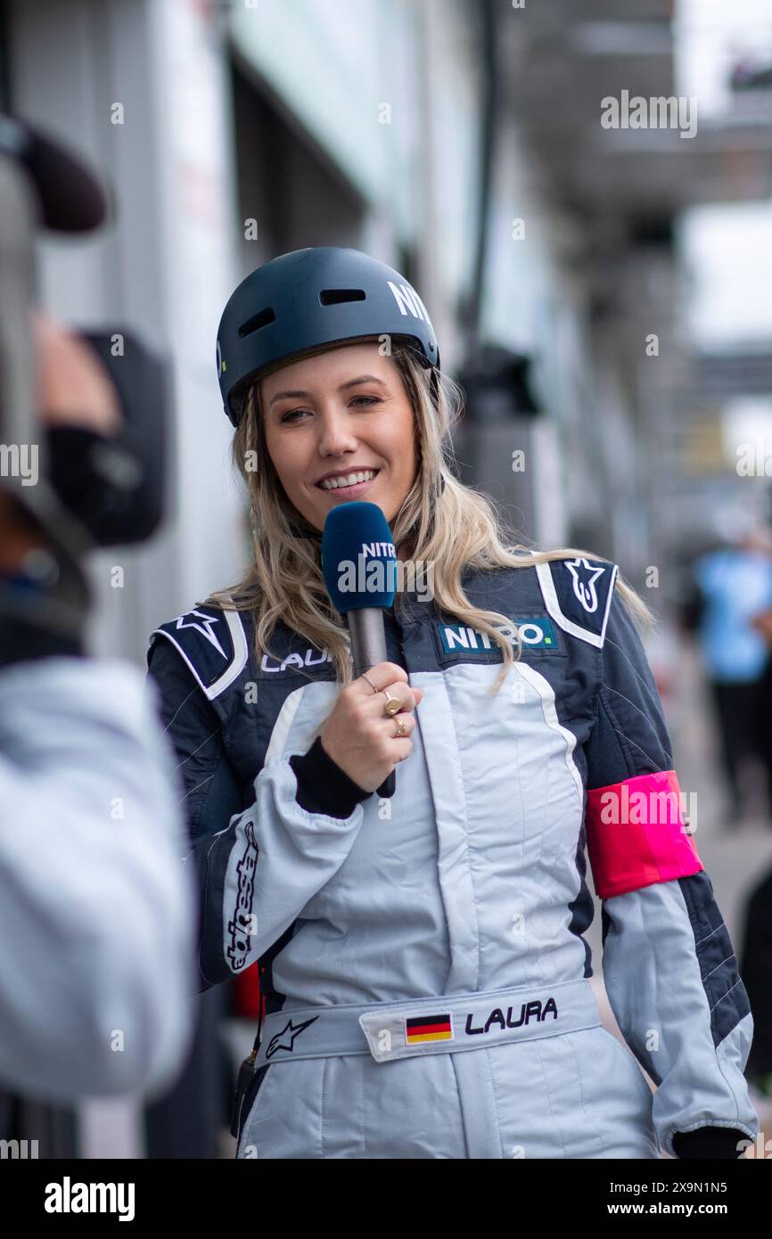 Laura Papendick (RTL Nitro TV Expertin) dans der Box, GER, 52. ADAC Ravenol 24h Nuerburgring, 24 Stunden Rennen, 01.06.2024 Foto : Eibner-Pressefoto/Michael Memmler Banque D'Images