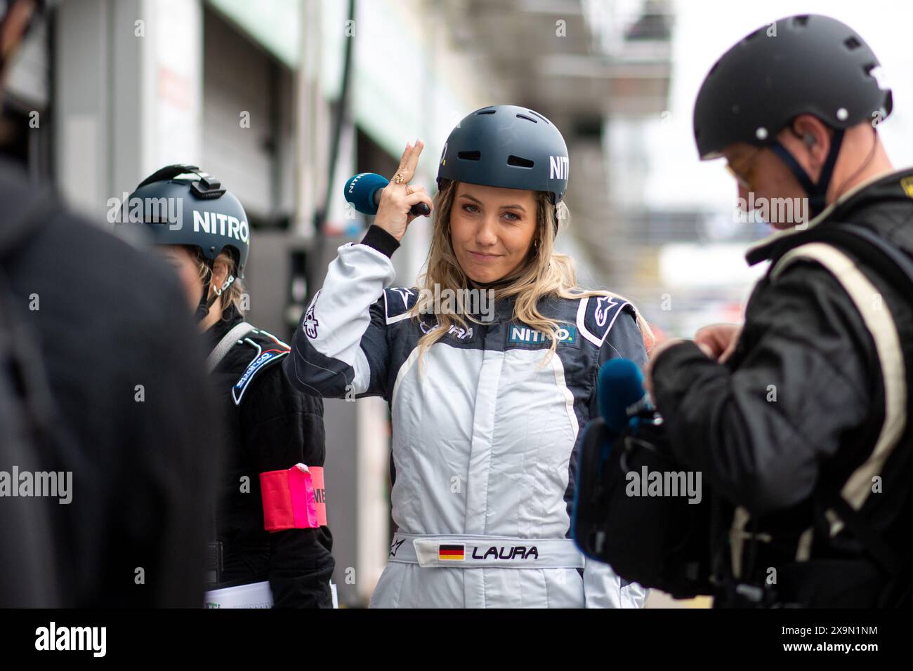 Laura Papendick (RTL Nitro TV Expertin) dans der Box, GER, 52. ADAC Ravenol 24h Nuerburgring, 24 Stunden Rennen, 01.06.2024 Foto : Eibner-Pressefoto/Michael Memmler Banque D'Images