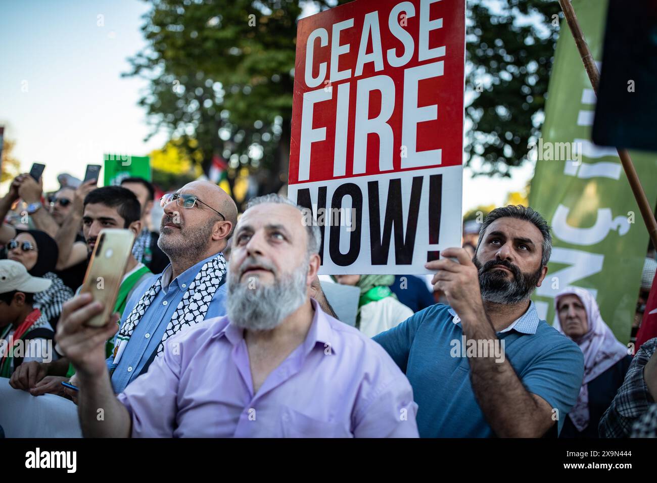 Istanbul, Turquie. 01 juin 2024. Un manifestant tient une pancarte indiquant « cessez le feu maintenant » pendant le rassemblement. Des manifestants se sont rassemblés sur la place Beyazit pour protester contre les attaques israéliennes contre la Palestine et ont marché sur la place Sainte-Sophie, scandant des slogans. (Photo par Onur Dogman/SOPA images/SIPA USA) crédit : SIPA USA/Alamy Live News Banque D'Images