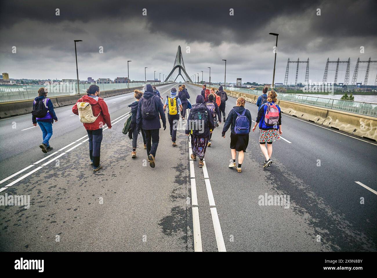 Les militants du groupe d'action extinction Rebellion (XR) marchent dans le pont de la ville (de Overstuk). Des militants du groupe d'action extinction Rebellion (XR) bloquent le pont de la ville (de Overstuk) le 1er juin. C'est l'une des actions contre l'arrivée possible d'une nouvelle centrale électrique à Nimègue qui fonctionnera au gaz pendant des années. XR veut que cela cesse « immédiatement ». Le maire de Nimègue, Hubert Bruls, a autorisé une marche de protestation de XR à travers le centre de Nimègue et a annoncé à l'avance qu'il prendrait des mesures si l'un des ponts était bloqué. pont de train est deux ponts de ville pour la circulation. Le Waal Banque D'Images