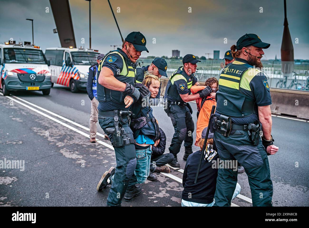 Les manifestants ont été arrêtés et sont conduits au bus qui les emmène au poste de police. Des militants du groupe d'action extinction Rebellion (XR) bloquent le pont de la ville (de Overstuk) le 1er juin. C'est l'une des actions contre l'arrivée possible d'une nouvelle centrale électrique à Nimègue qui fonctionnera au gaz pendant des années. XR veut que cela cesse « immédiatement ». Le maire de Nimègue, Hubert Bruls, a autorisé une marche de protestation de XR à travers le centre de Nimègue et a annoncé à l'avance qu'il prendrait des mesures si l'un des ponts était bloqué. pont de train est deux ponts de ville pour la circulation. Le pont Waal (1 Banque D'Images