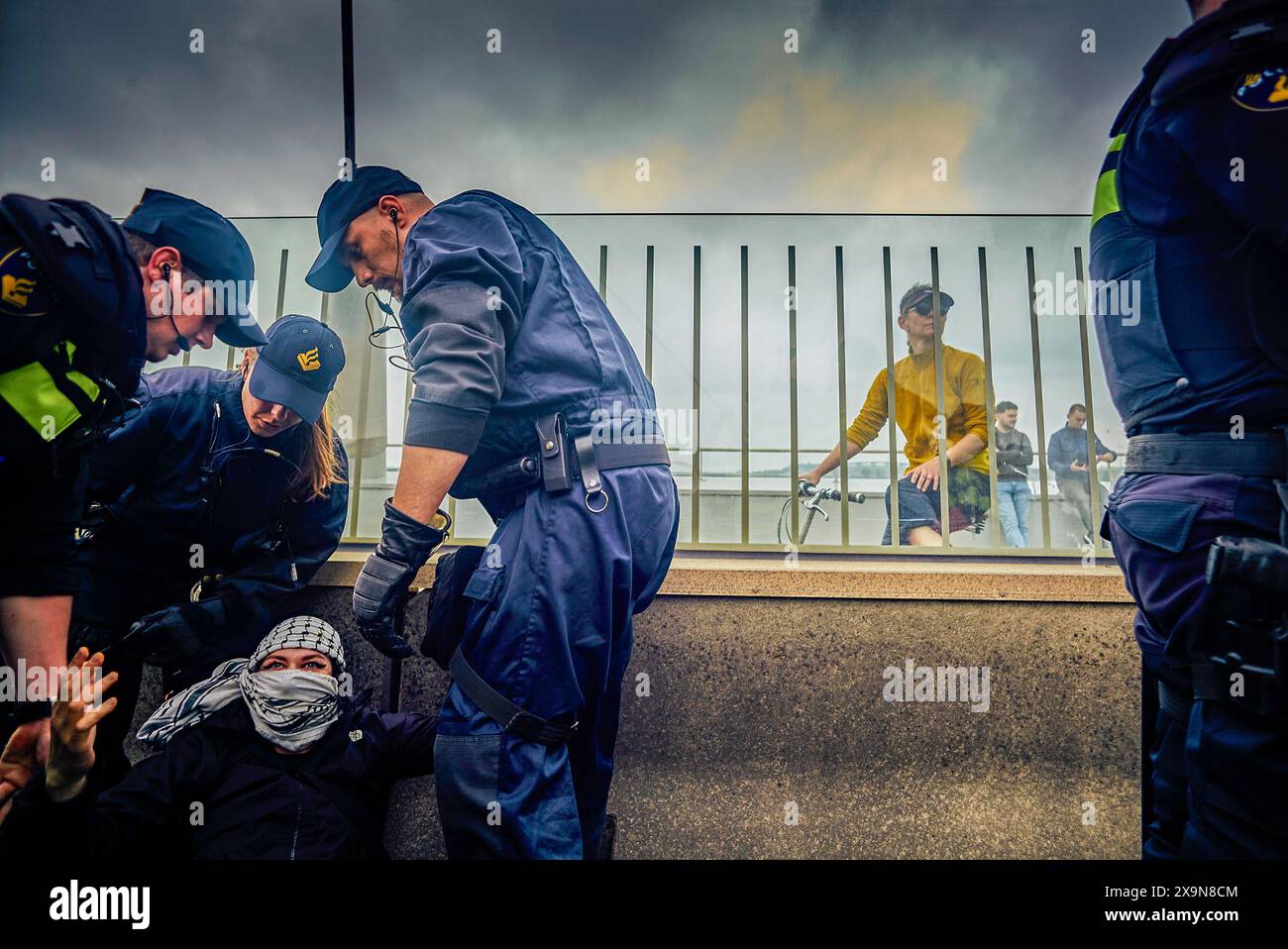 La police se rapproche du manifestant soupçonné qu'un certain nombre d'activistes veulent escalader le pont. Des militants du groupe d'action extinction Rebellion (XR) bloquent le pont de la ville (de Overstuk) le 1er juin. C'est l'une des actions contre l'arrivée possible d'une nouvelle centrale électrique à Nimègue qui fonctionnera au gaz pendant des années. XR veut que cela cesse « immédiatement ». Le maire de Nimègue, Hubert Bruls, a autorisé une marche de protestation de XR à travers le centre de Nimègue et a annoncé à l'avance qu'il prendrait des mesures si l'un des ponts était bloqué. pont de train est deux ponts de ville pour la circulation. Le Waal Brid Banque D'Images