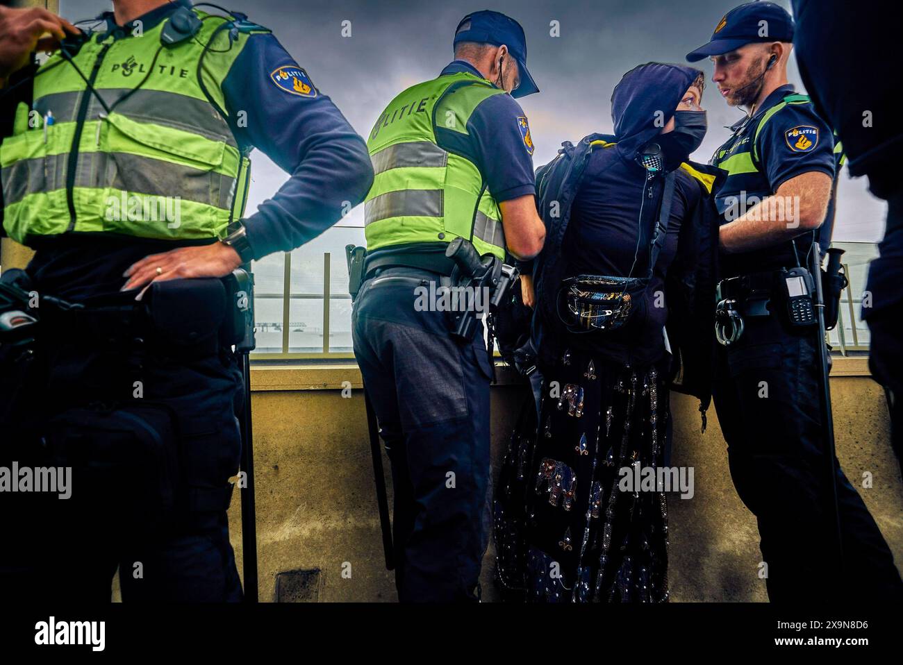 Le sac à dos d'un manifestant est confisqué par la police par mesure de précaution. La police soupçonne un certain nombre de militants de vouloir grimper sur le pont. Des militants du groupe d'action extinction Rebellion (XR) bloquent le pont de la ville (de Overstuk) le 1er juin. C'est l'une des actions contre l'arrivée possible d'une nouvelle centrale électrique à Nimègue qui fonctionnera au gaz pendant des années. XR veut que cela cesse « immédiatement ». Le maire de Nimègue, Hubert Bruls, a autorisé une marche de protestation de XR à travers le centre de Nimègue et a annoncé à l'avance qu'il prendrait des mesures si l'un des ponts était bloqué. trai Banque D'Images