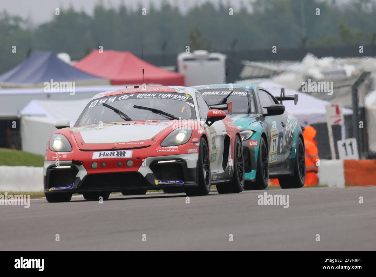 Oleksii Kikireshko (Kiev/UKR) / Alexander Fielenbach (Neunkirchen-Seelscheid/DEU) / Ruediger Schicht (Herrliberg(CHE) ; #969, Porsche 718 Cayman GT4 CS, Team : SRS Team Sorg Rennsport (DEU),vor Alexandru Vasilescu (Rockvolle/USA) / Charles Espenlaub (USA) / Ryan HarWashington/USA) / Michael Skenlaub (BMW D4), BMW Drison, 77, NEUN°eu). Motorsport, ADAC Ravenol 24H Rennen Nuerburgring, Nuerburg, 30.05.2024 - 02.06.2024, Samstag 01.06.2024 Foto : Eibner-Pressefoto/Juergen Augst Banque D'Images