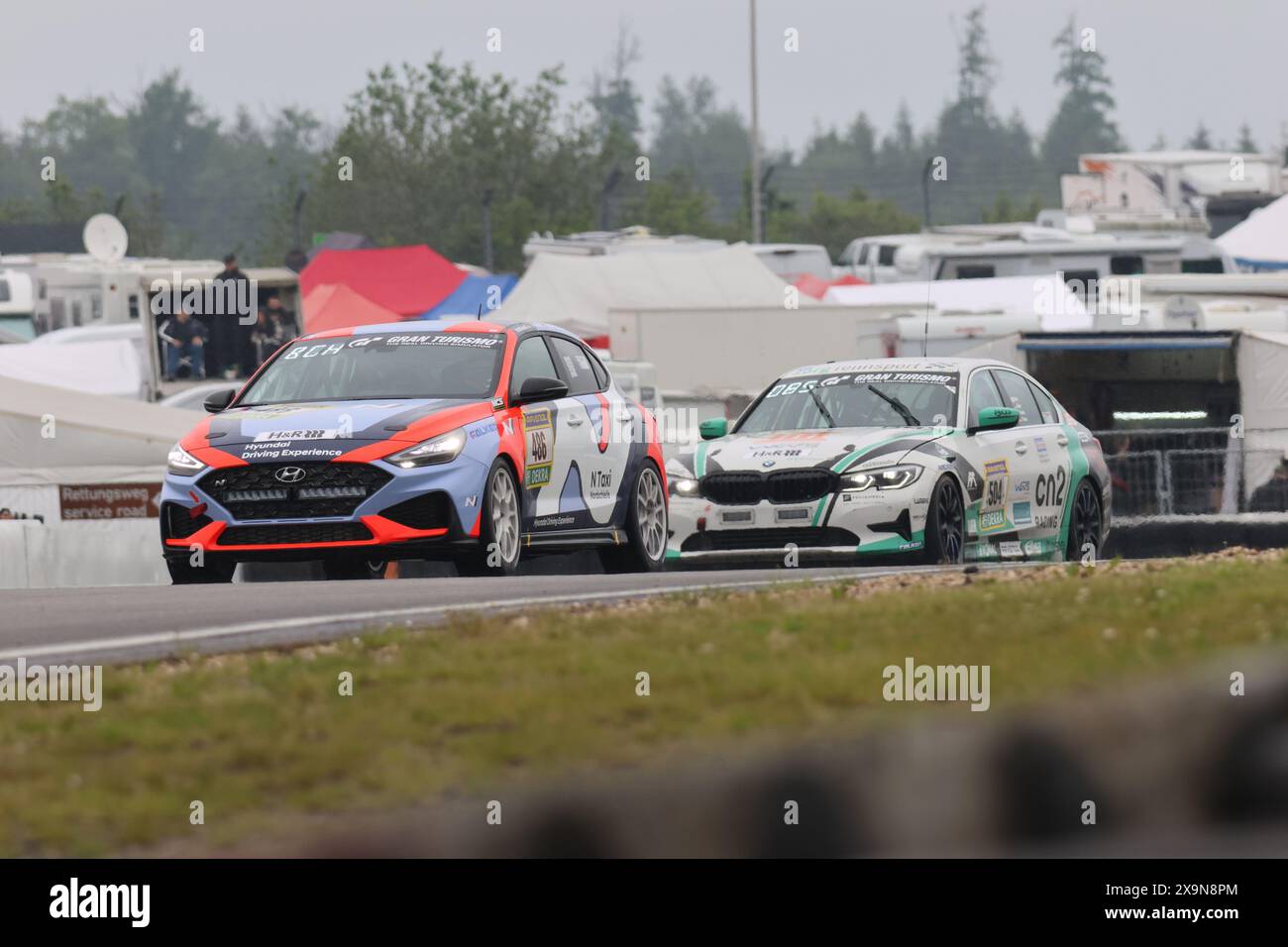 Marcus Willhardt (Weilmuenster/DEU) / Michael Bohrer (Merzig/DEU) / Gyumin Kim (Séoul/KOR) / Jens Dralle (Schondorf/DEU), #486, Hyundai i30, Team 504 : (), vor Piet-Jan Ooms (Zwaag/NDL) / Habs Joachim Theiss (Werne/DEU) / Mathias Baar (Wuppertal/DEU) / Yutaka, #330, BMW/Jokki) SRS Team Sorg Rennsport (DEU), Motorsport, ADAC Ravenol 24H Rennen Nuerburgring, Nuerburg, 30.05.2024 - 02.06.2024, Samstag 01.06.2024 Foto : Eibner-Pressefoto/Juergen Augst Banque D'Images