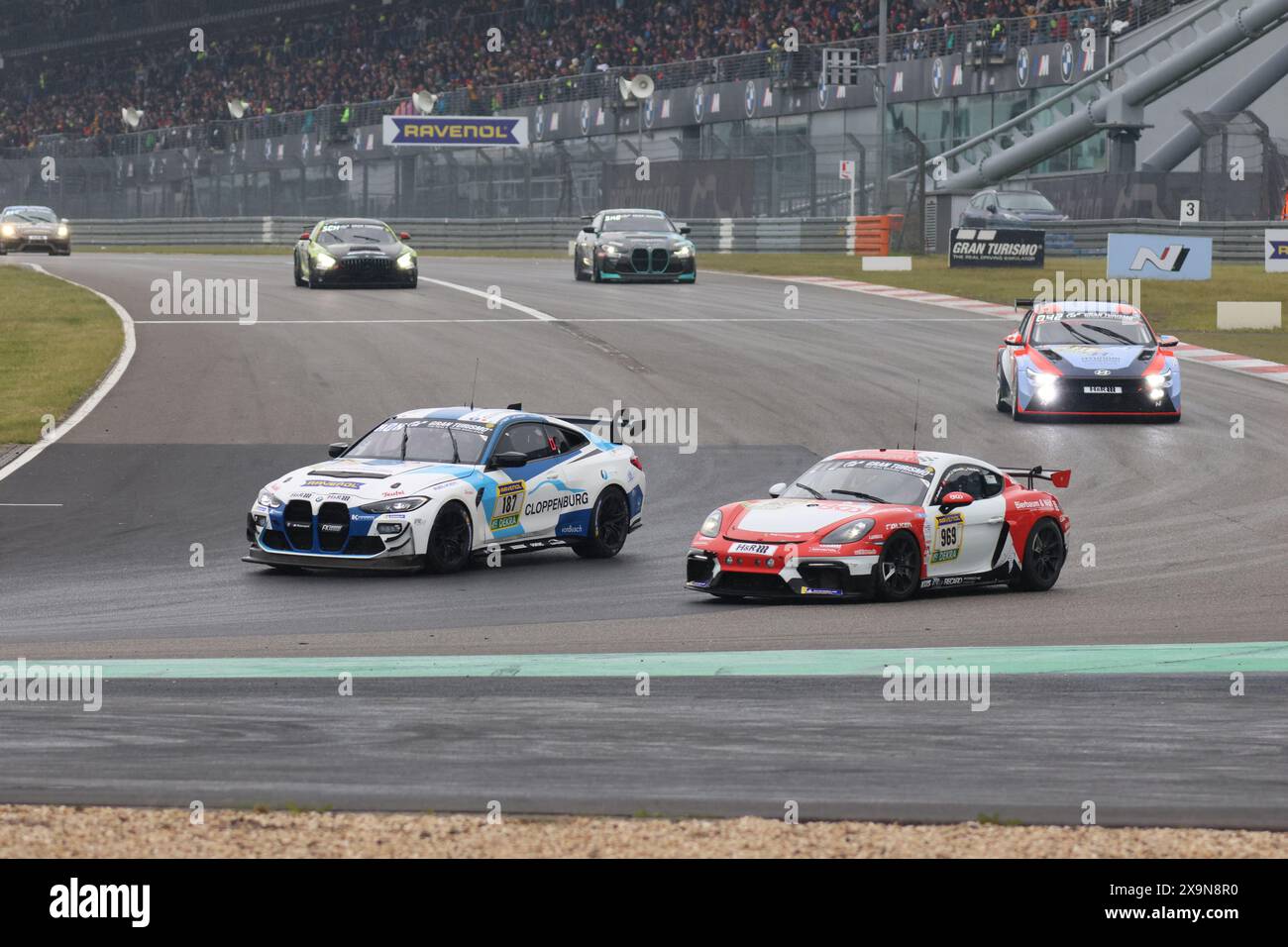 Joseph Warhurst (Thurgoland/GBR) / Christian Konnerth (Winningen/DEU) / Leyton Fourie Meyersdal/RSA / Yannick Fuebrich (Meimsheim/DEU), #187, BMW M4 GT4, Team : FK performance (DEU), und Oleksii Kikireshko (Kiev/UKR) / Alexander Fielenbach (Neunkirchen-Seelscheid/DEU) / Porsche GT4 (718 GTHEC) ; Porsche GTH/969) SRS Team Sorg Rennsport (DEU), Motorsport, ADAC Ravenol 24H Rennen Nuerburgring, Nuerburg, 30.05.2024 - 02.06.2024, Samstag 01.06.2024 Foto : Eibner-Pressefoto/Juergen Augst Banque D'Images