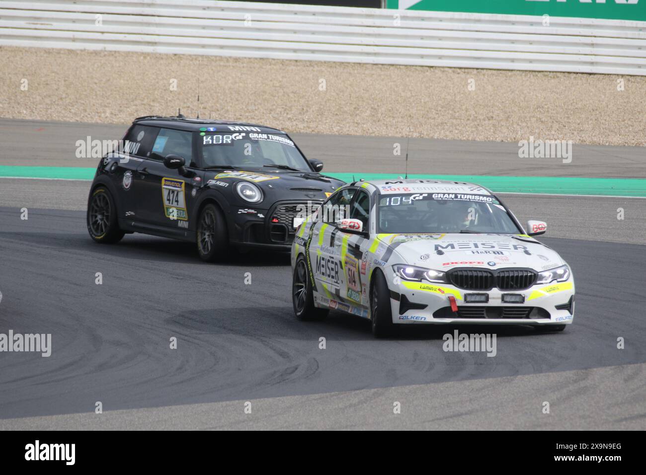 Alberto Carobbio (Bergomo/ITA) / Guy Stewart (Christchurch/NZL) / Ugo Vincenzi (Gorgonzola/ITA) / Julius Meinhardt (Selm/DEU), #514, BMW 330i, Team : SRS Team Sorg Rennsport (DEU), und Michael Braeutigam (Spessart/DEU) / Andreas Hilgers (Rommerskirchen/DEU) / Sascha Korte (Grevenbroich/DEU) / Team), John Zmerabel Mini Works), BMW/Simerabel (474 Bulldog Racing (DEU), Motorsport, ADAC Ravenol 24H Rennen Nuerburgring, Nuerburg, 30.05.2024 - 02.06.2024, Samstag 01.06.2024 Foto : Eibner-Pressefoto/Juergen Augst Banque D'Images