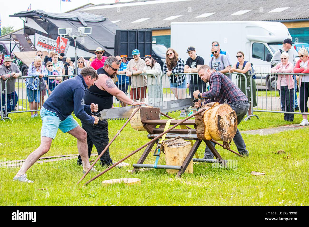 SHEPTON MALLET, SOMERSET, ROYAUME-UNI. Le 1er juin 2024, les membres du poublic ont la chance d’essayer la scie à coupe croisée avec Dorset Axemen au Royal Bath and West Show 2024. Crédit John Rose/Alamy Live News Banque D'Images