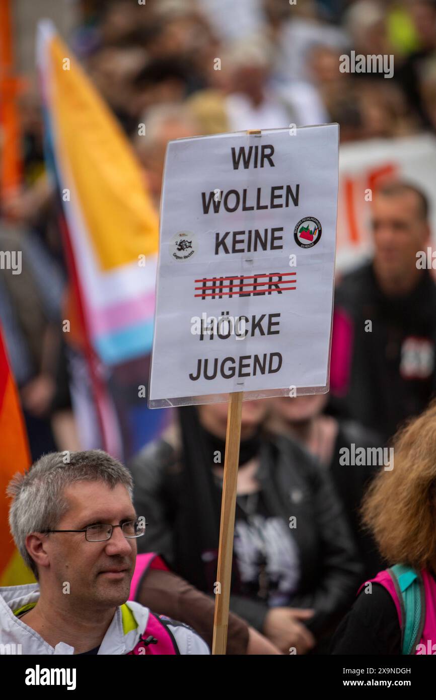 Démonstration Gemeinsam gegen Rechts à Bochum. 01.06.2024, UE, DEU, Deutschland, Rhénanie-du-Nord-Westphalie, Bochum : unter dem motto : Gemeinsam gegen Rechts zogen mehrere tausend Menschen vom Dr-Ruer-Platz über die Luisenstraße, den Südring und die Viktoriastraße bis zum Hans-Schalla-Platz am Schauspielhaus. Die Gewerkschaften, Kirchen sowie Dutzende Bündnisse und Organisationen hatten zu der Demo aufgerufen, um sich gegen einen möglichen Rechtsruck BEI der Europawahl AM 9. Juni zu positionieren. VOR dem Schauspielhaus fand ein Bühnenprogramm u.a. mit dem Kabarettisten Wilfried Schmickler statt. UE Banque D'Images