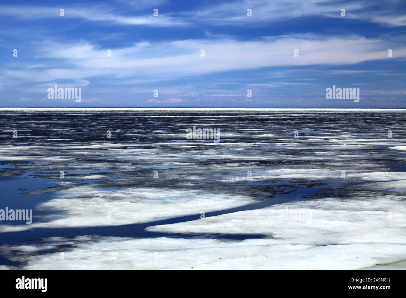 Floes de glace sur la mer Baltique septentrionale vide. Banque D'Images