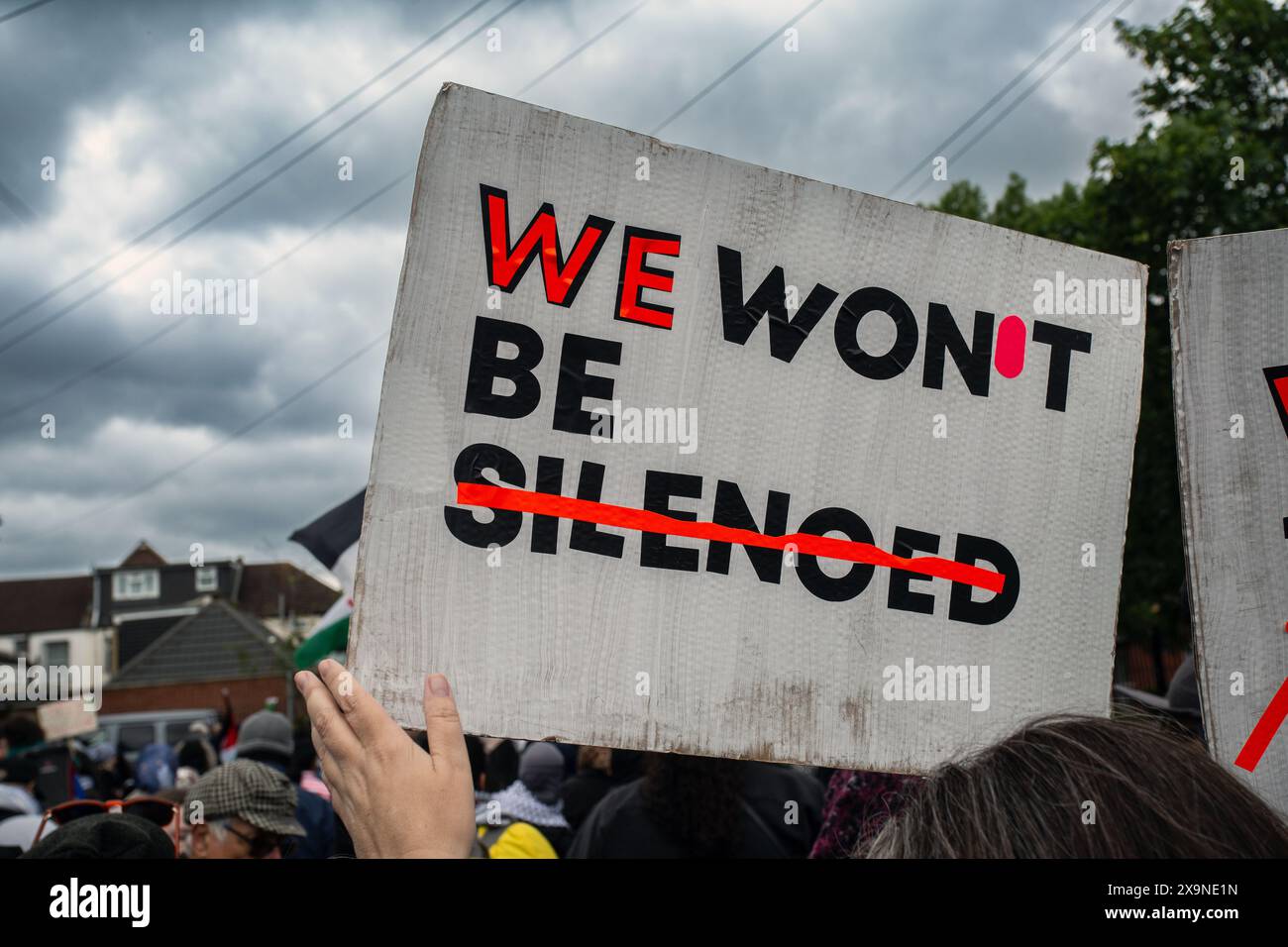 Femme tenant la pancarte "nous ne serons pas réduits au silence" lors d'une manifestation au Royaume-Uni. Banque D'Images