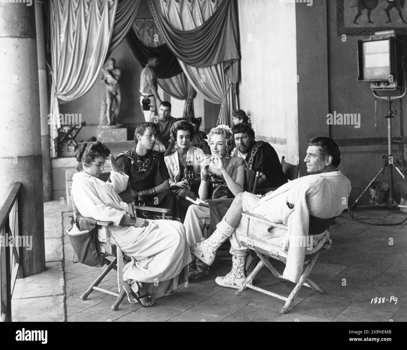 JEAN SIMMONS, JOHN DALL, JOANNA BARNES, NINA FOCH, PETER USTINOV et LAURENCE OLIVIER attendent de filmer une scène de l'école de gladiateurs pour SPARTACUS 1960 réalisateur STANLEY KUBRICK roman HOWARD FAST Screenplay DALTON TRUMBO musique ALEX NORTH Bryna Productions / Universal Pictures Banque D'Images