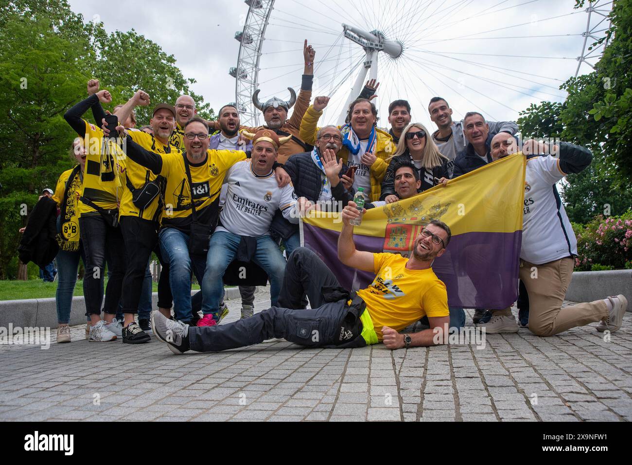 Londres, Royaume-Uni. 01 juin 2024. Borussia Dortmund et les fans du Real Madrid posent ensemble devant le London Eye à Londres, au Royaume-Uni. Des centaines de milliers de supporters de football ou de football du Borussia Dortmund et du Real Madrid sont arrivés à Londres pour la finale de l'UEFA Champions League. Crédit : SOPA images Limited/Alamy Live News Banque D'Images