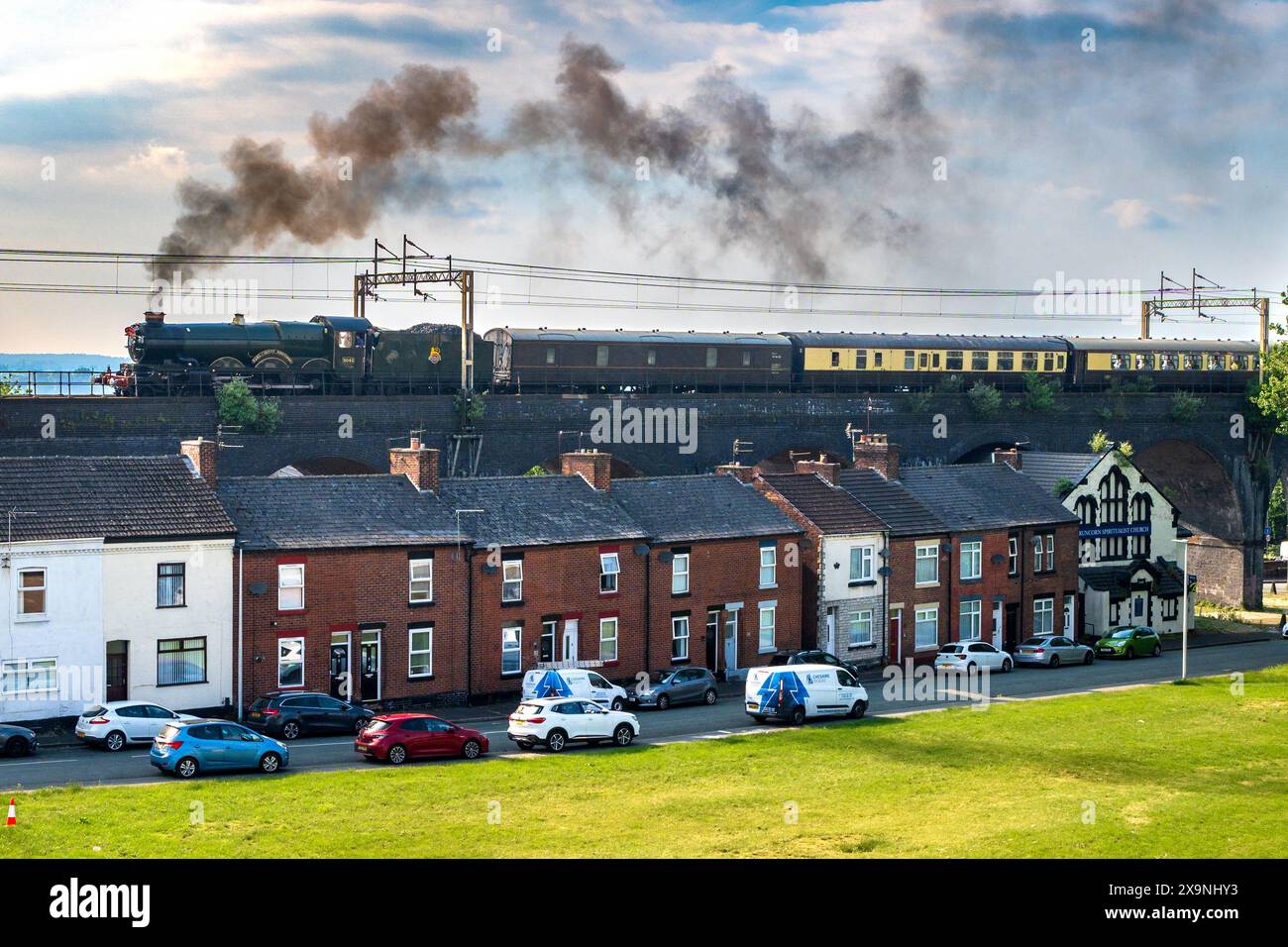Moteur à vapeur Earl of Mount Edgcumbe photographié au-dessus des maisons de Runcorn sur le Mersey Express de retour du Tyseley Steam Trust. Banque D'Images