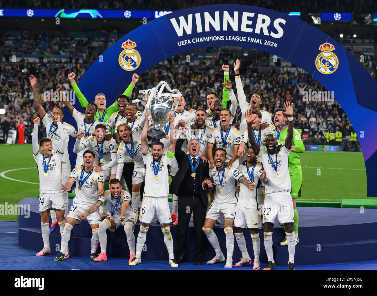 Londres, Royaume-Uni. 01 juin 2024 - Borussia Dortmund v Real Madrid - finale de l'UEFA Champions League - Wembley. Nacho lève le trophée alors que le Real Madrid célèbre avoir remporté la finale de la Ligue des Champions à Londres. Image : Mark pain / Alamy Live News Banque D'Images