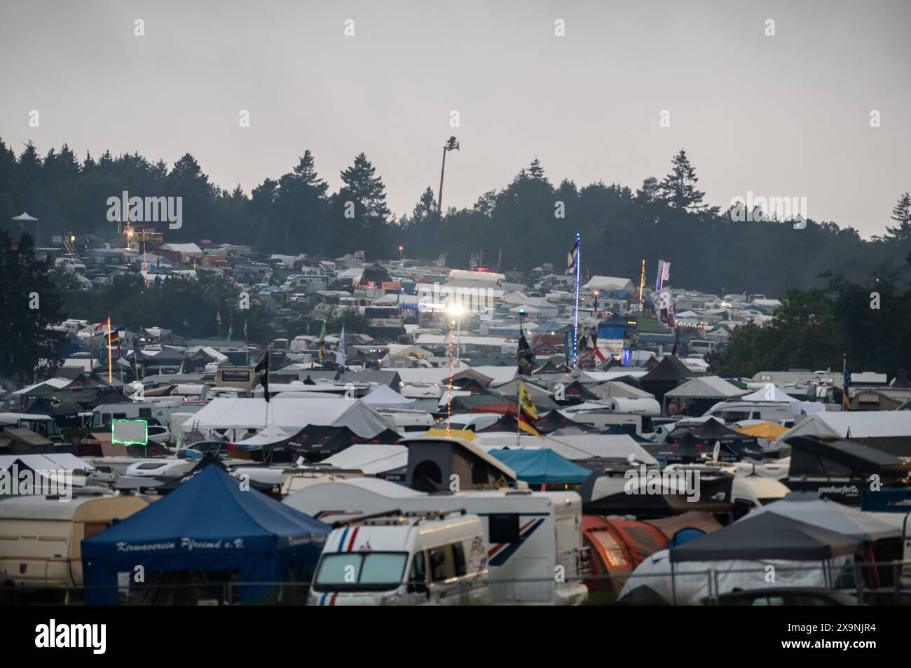 01 juin 2024, Rhénanie-Palatinat, Nürburg : de nombreuses tentes sont installées sur un camping sur la Nordschleife du Nürburgring. Photo : Silas Stein/dpa Banque D'Images