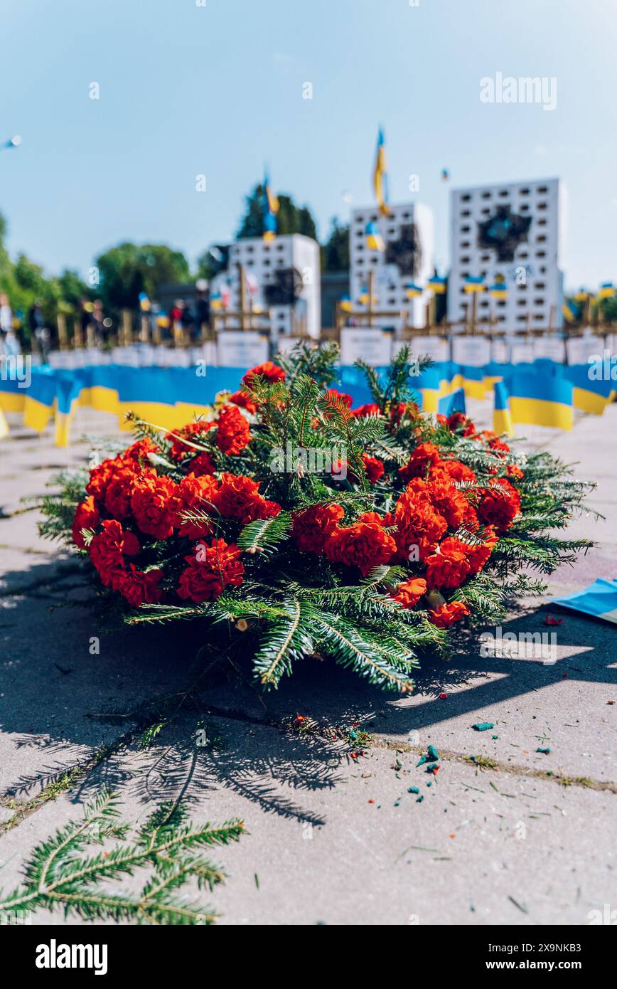 Une installation d'art représentant les villes détruites de l'Ukraine dans la guerre avec la Russie. Des militants ukrainiens manifestent devant le cimetière des soldats soviétiques. Les manifestants ont placé des maquettes de villes ukrainiennes détruites et des drapeaux ukrainiens symbolisant les Ukrainiens morts devant l'entrée du cimetière. La manifestation a eu lieu le jour de la victoire, le 9 mai 2023, à Varsovie. Banque D'Images