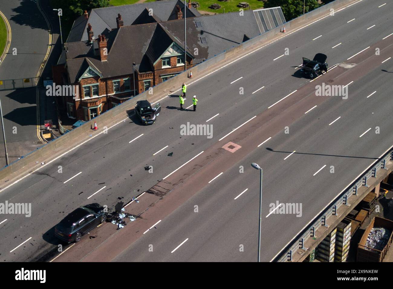 Birmingham, Royaume-Uni. 02 juin 2024. A38M Aston Expressway, Birmingham, 2 juin 2024 - L'A38M Aston Expressway de Birmingham qui relie la ville à la M6 Nord et Sud à Spaghetti Junction a été fermé le dimanche 2 juin matin après une grave collision de 3 véhicules. L'accident s'est produit près du célèbre réseau routier, fermant les 7 voies dans et hors de la ville. L'autoroute n'a pas de barrière de réservation centrale et dispose généralement d'une voie fermée pour protéger les conducteurs des accidents. Deux des véhicules impliqués avaient l'arrière du châssis complètement froissé. Crédit : arrêter appuyez sur Media/Alamy L. Banque D'Images