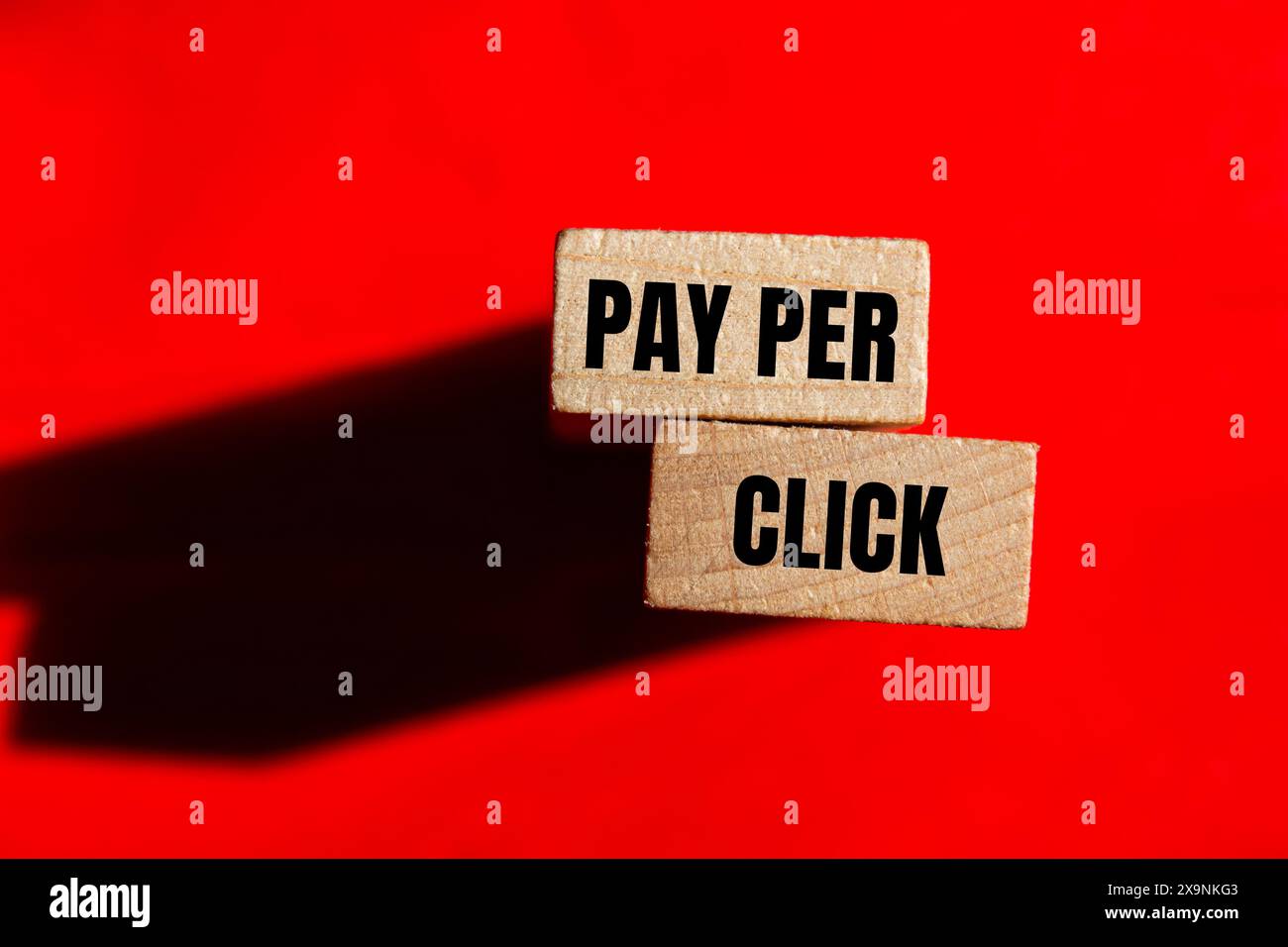 Payer par clic mots écrits sur des blocs de bois avec fond rouge. Symbole conceptuel de paiement par clic. Copier l'espace. Banque D'Images