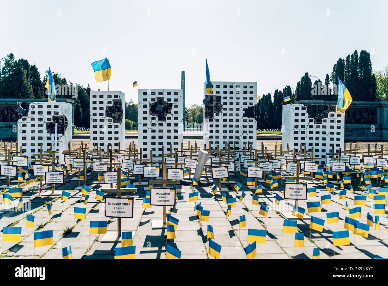 Varsovie, Pologne. 15 décembre 2022. Drapeaux ukrainiens, noms de soldats tombés et croix vus devant le cimetière des soldats soviétiques. Des militants ukrainiens manifestent devant le cimetière des soldats soviétiques. Les manifestants ont placé des maquettes de villes ukrainiennes détruites et des drapeaux ukrainiens symbolisant les Ukrainiens morts devant l'entrée du cimetière. La manifestation a eu lieu le jour de la victoire, le 9 mai 2023, à Varsovie. (Crédit image : © Marek Antoni Iwanczuk/SOPA images via ZUMA Press Wire) USAGE ÉDITORIAL SEULEMENT! Non destiné à UN USAGE commercial ! Banque D'Images