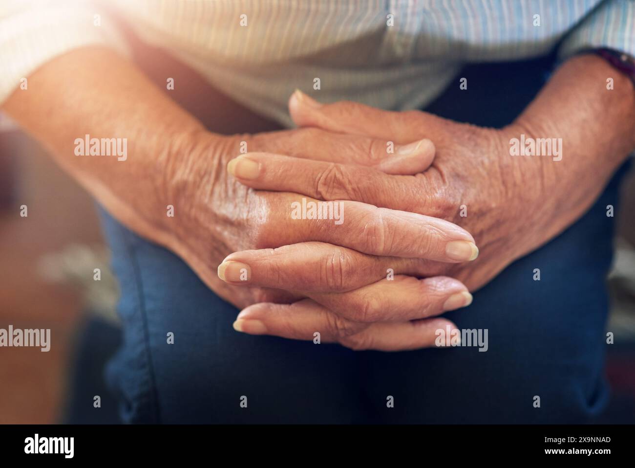 Personne âgée, mains et prière pour la foi, l'espoir et la patience pour zen dans la maison de retraite pour les soins aux personnes âgées. Pensionné, religion et confiance Banque D'Images