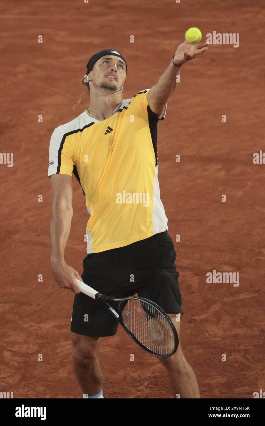 Alexander Zverev d'Allemagne lors de l'Open de France 2024, Roland-Garros 2024, tournoi de tennis du Grand Chelem le 1er juin 2024 au stade Roland-Garros à Paris Banque D'Images