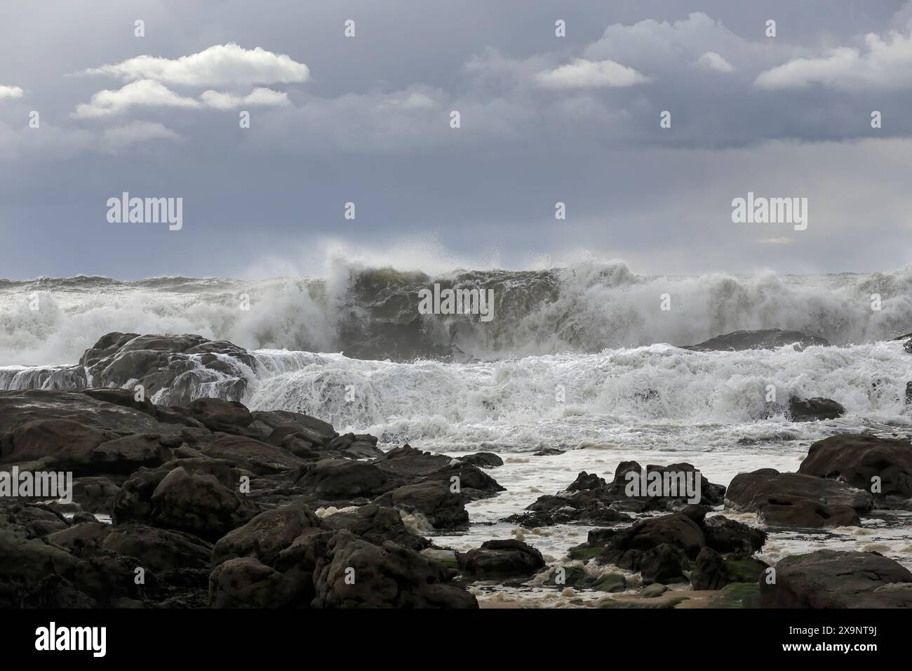 Côte rocheuse du nord du portugal pendant la tempête Banque D'Images