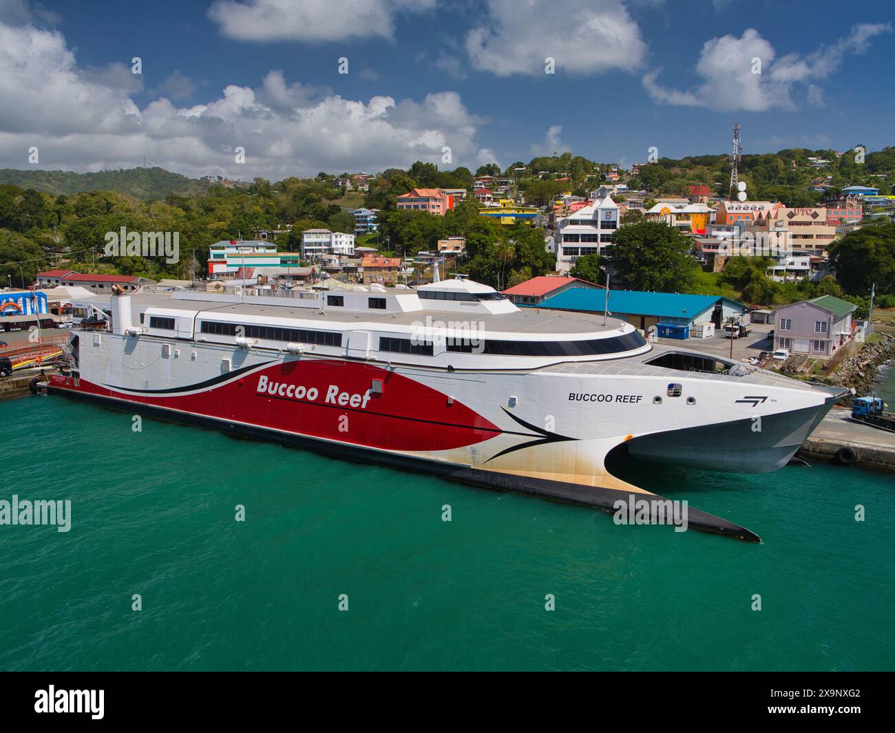 Tobago - 2 février 2024 : le ferry inter-îles à grande vitesse Buccoo Reef a accosté dans le port de Scarborough sur l'île de Tobago dans les Caraïbes. Banque D'Images