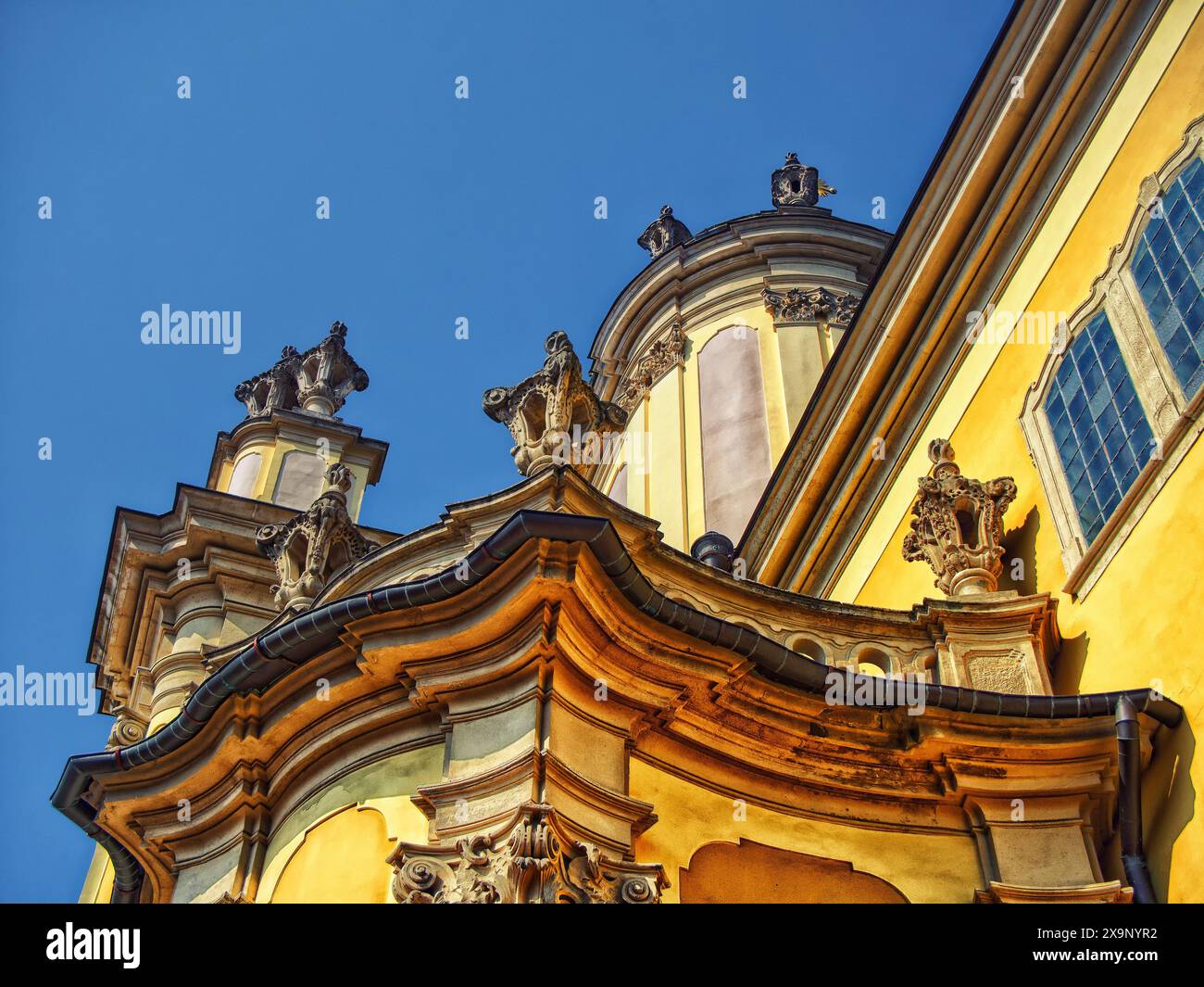Monument culturel : façade d’un bâtiment historique ornée de statues et d’accents dorés, dressée contre un ciel bleu, reflétant la fierté culturelle. - George's Cathe Banque D'Images