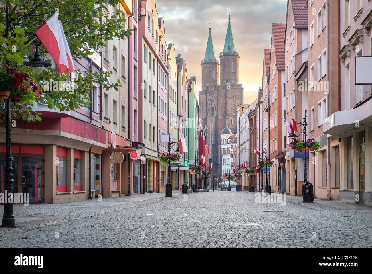 Legnica, Pologne. Vue sur la rue commerçante piétonne au centre de la vieille ville Banque D'Images
