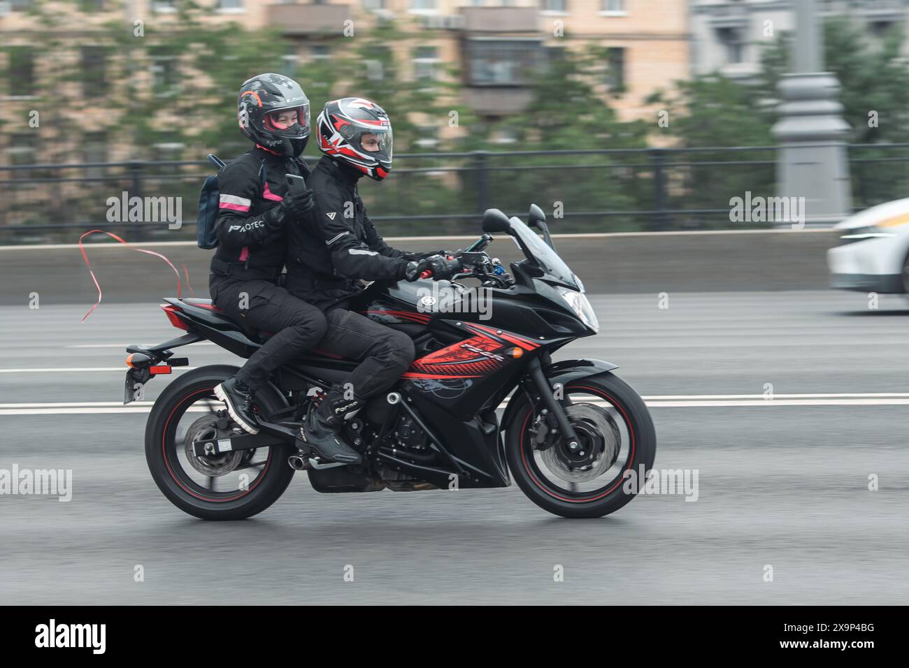 Moscou, Russie - 26 mai 2024 : deux motocyclistes naviguent dans la circulation de Moscou par temps nuageux, présentant des équipements de sécurité et un design de vélo moderne. Banque D'Images