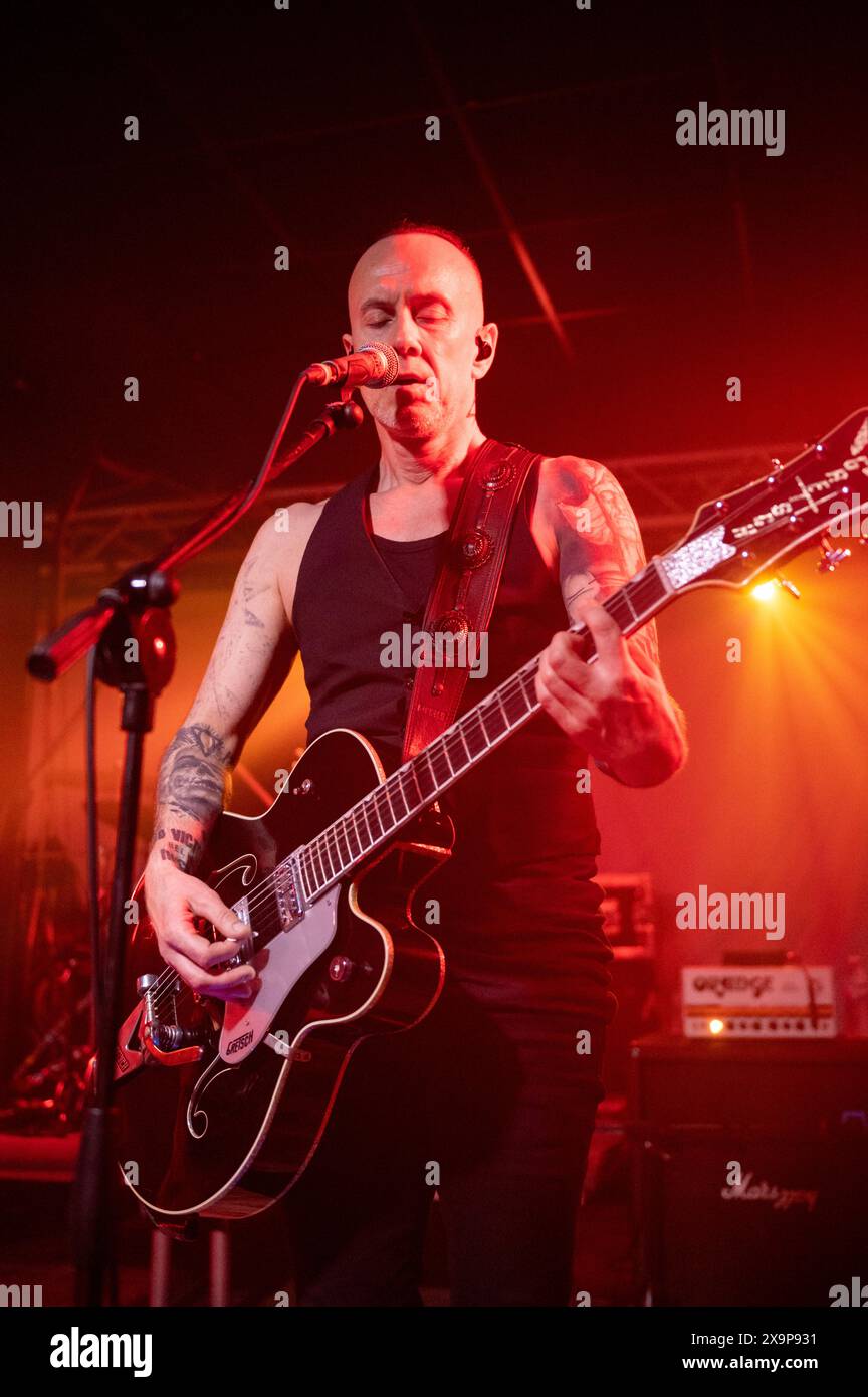 5 mai 2024 : Adam 'Nergal' Darski, leader de Behemot, joue un concert avec moi et cet homme à Milan, en Italie Banque D'Images