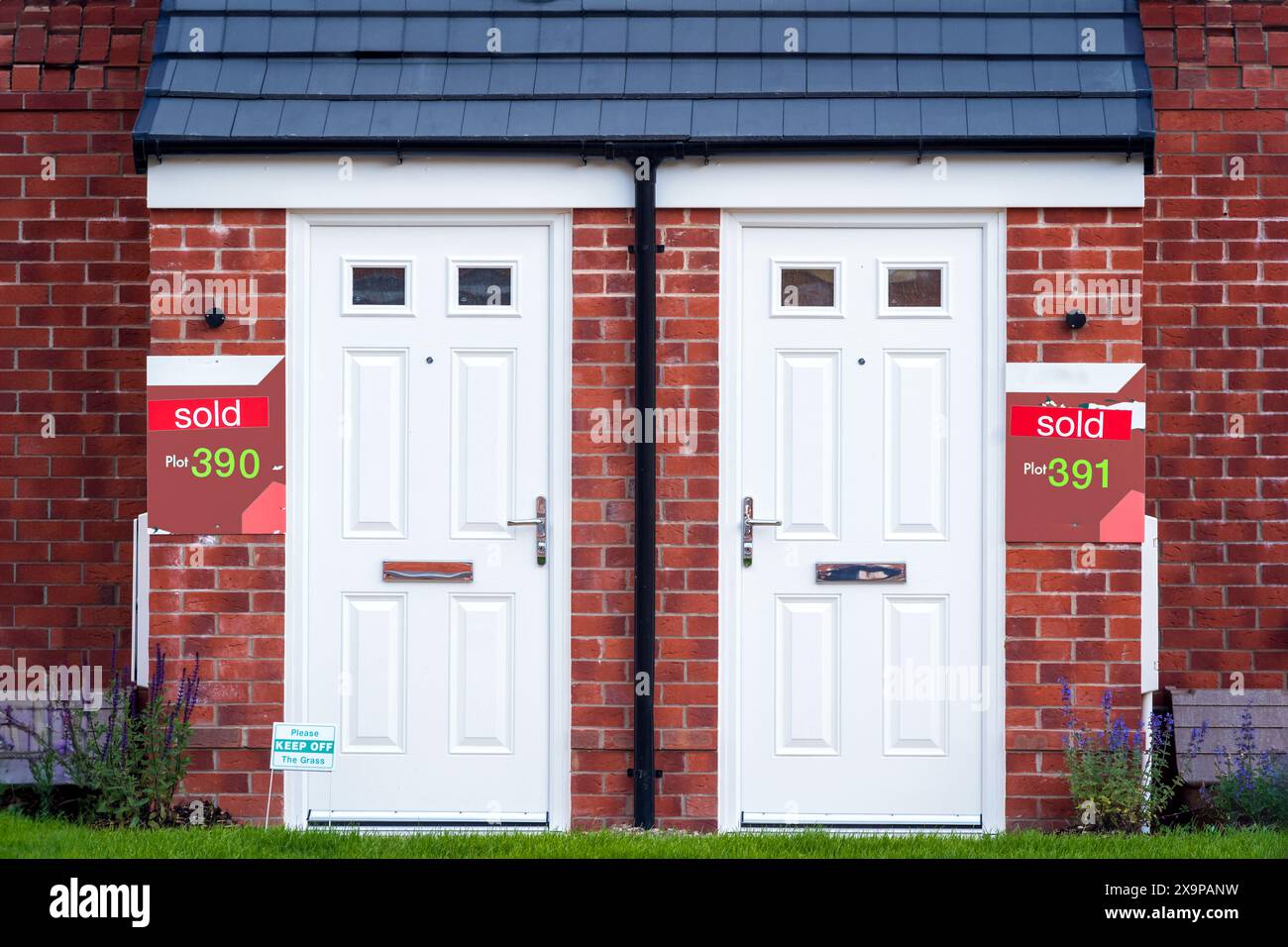 Portes de deux propriétés neuves vendues en angleterre royaume-uni. Banque D'Images