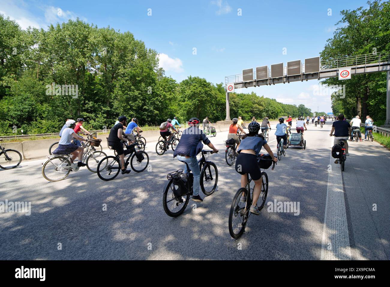 AM 2. Juni 2024 Rollt die 48. ADFC-Sternfahrt durch Berlin. Auf 20 Routen mit über 2000 Kilometern Länge werden zehntausende Radfahrer durch die ganze Stadt und über die Autobahn zum Großen Stern fahren. *** Le 2 juin 2024, le 48ème rallye ADFC se déroulera à travers Berlin des dizaines de milliers de cyclistes traverseront toute la ville et traverseront l'autoroute jusqu'à la Großer Stern sur 20 itinéraires couvrant plus de 2000 kilomètres Banque D'Images