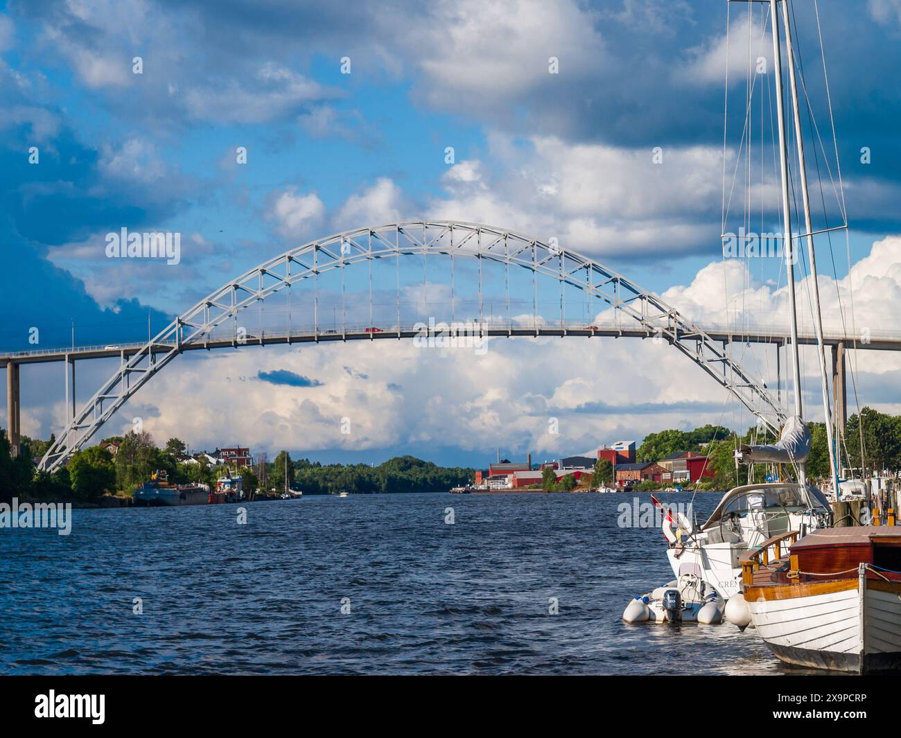 Le pont Fredrikstad est un pont en arc de la ville norvégienne de Fredrikstad. Il traverse la rivière Glomma, et relie les parties ouest et est Banque D'Images
