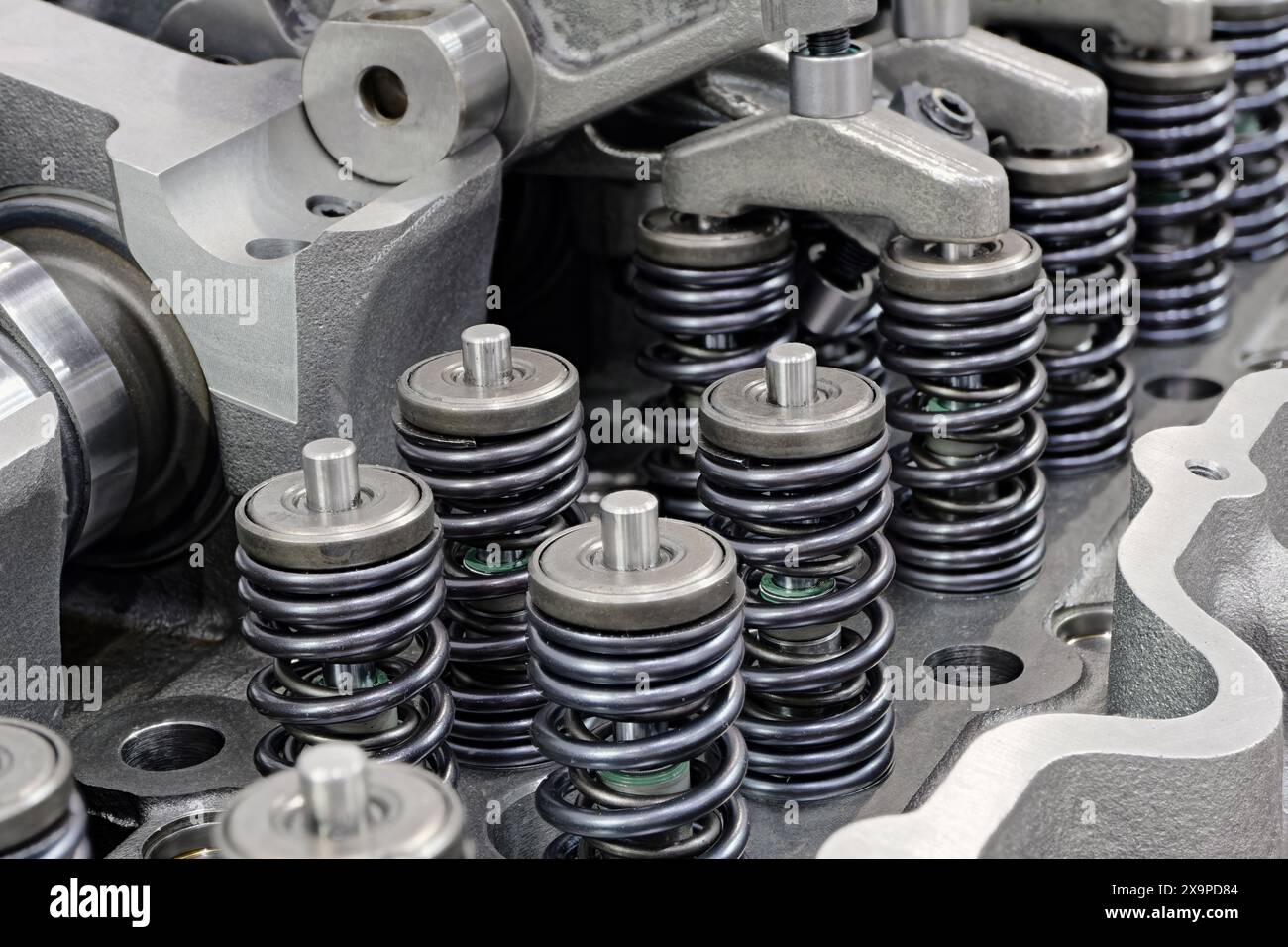 Culasse d'un moteur à combustion interne avec le couvercle déposé, soupapes, poussoirs, ressorts sont visibles. Gros plan, mise au point sélective, technolog Banque D'Images