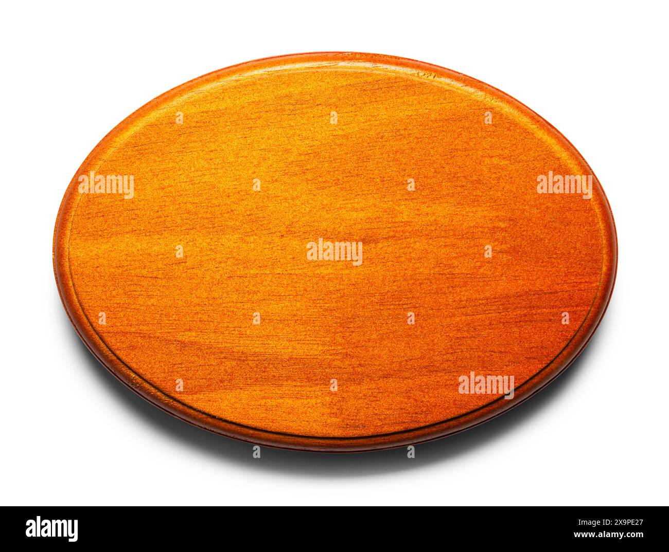 Plaque de trophée ovale en bois découpée sur blanc. Banque D'Images