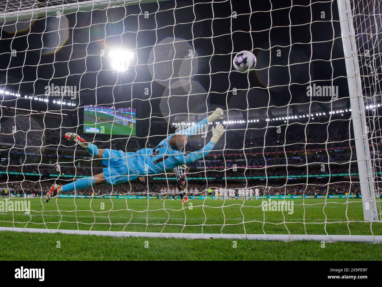 Le gardien de but, Alfie Whiteman de Tottenham plonge pour bloquer le ballon lors de la fusillade lors du match d'exposition entre Tottenham et Newcastl Banque D'Images