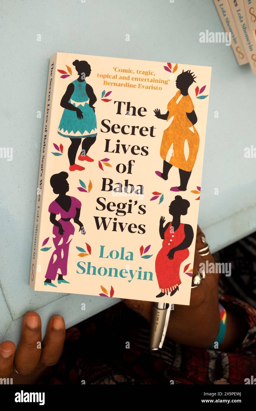 L'auteure nigériane Lola Shoneyin couverture de livre 'The secret Lives of Baba Segi's Wives' à la librairie Hay Festival 2024 pays de Galles Royaume-Uni KATHY DEWITT Banque D'Images