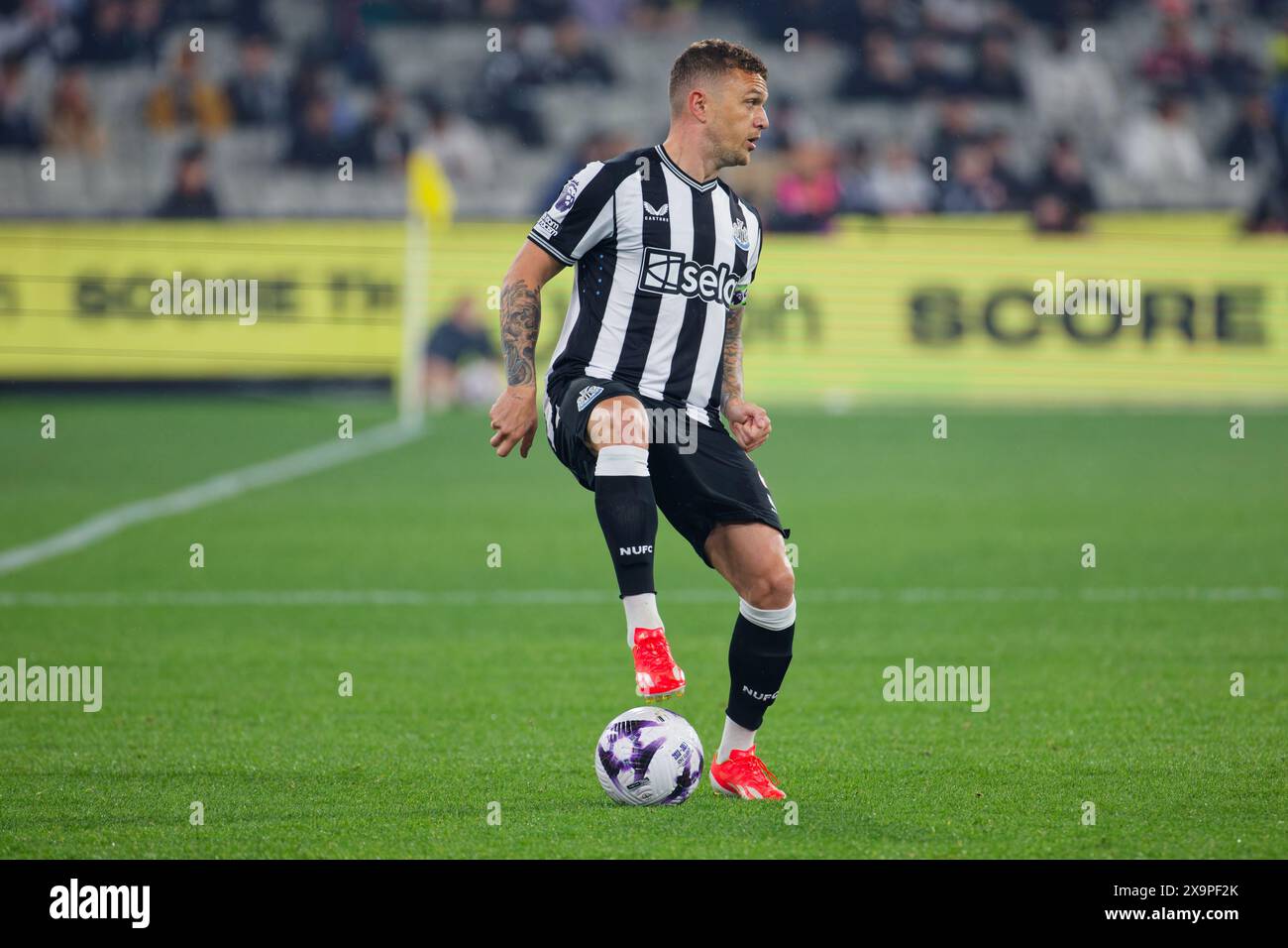 Kieran Trippier de Newcastle contrôle le ballon lors du match de l'exposition entre Tottenham et Newcastle au MCG le 22 mai 2024 à Melbourne, au Banque D'Images