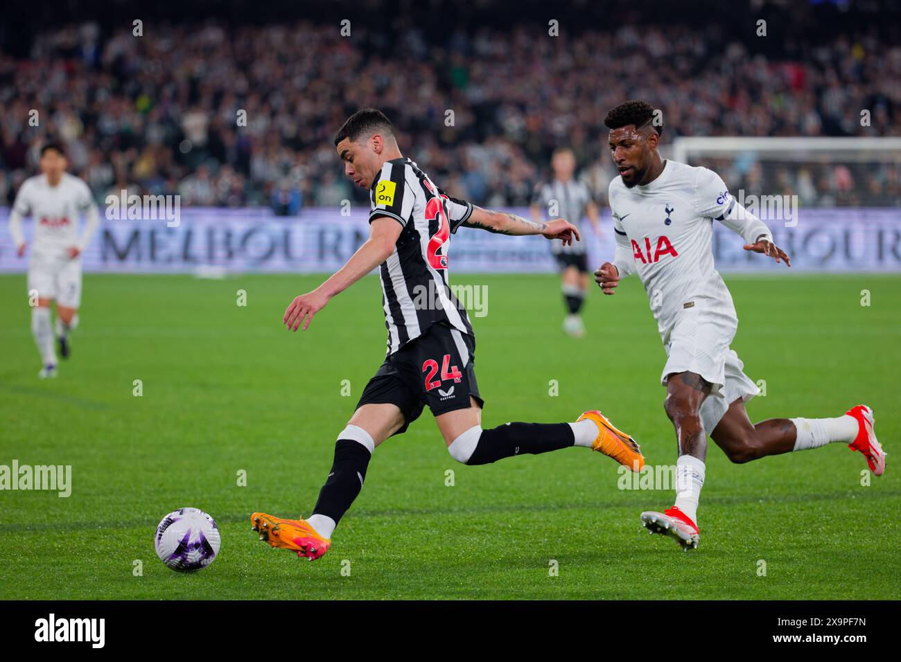 Miguel Almiron de Newcastle contrôle le ballon lors de l'Exhibition match entre Tottenham et Newcastle au MCG le 22 mai 2024 à Melbourne, Aus Banque D'Images